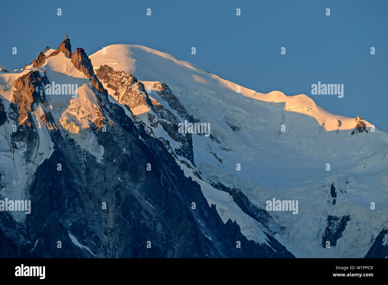 L'Aiguille du Midi e Mont Blanc, Mont Blanc, Grajische Alpi, alle Alpi della Savoia, Savoie, Francia Foto Stock