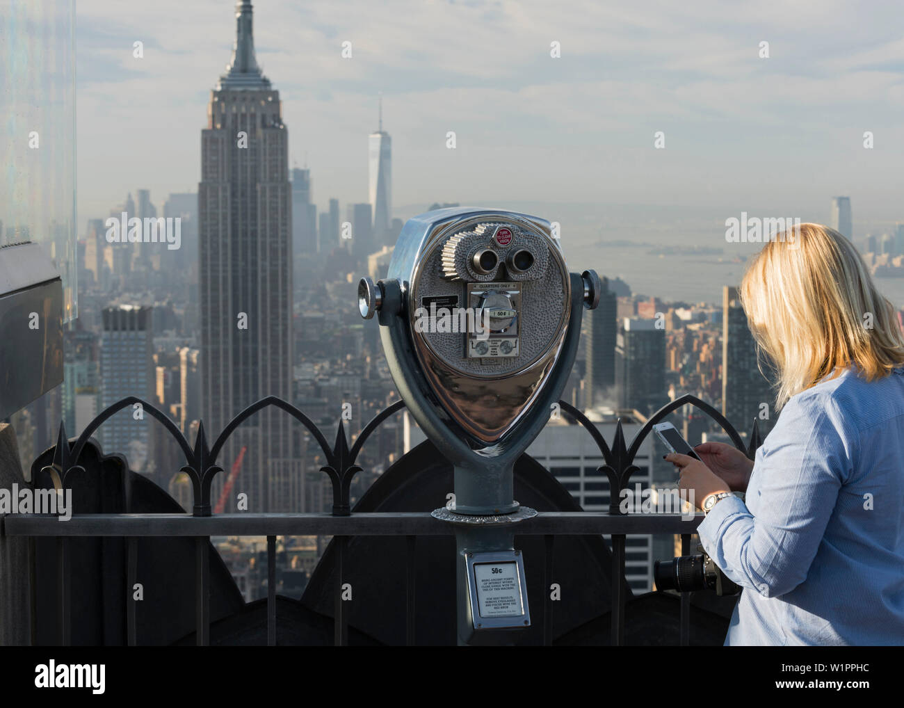 La vista dalla cima della Roccia, Empire State Building, il Rockefeller Center, Manhattan, New York, New York, Stati Uniti d'America Foto Stock