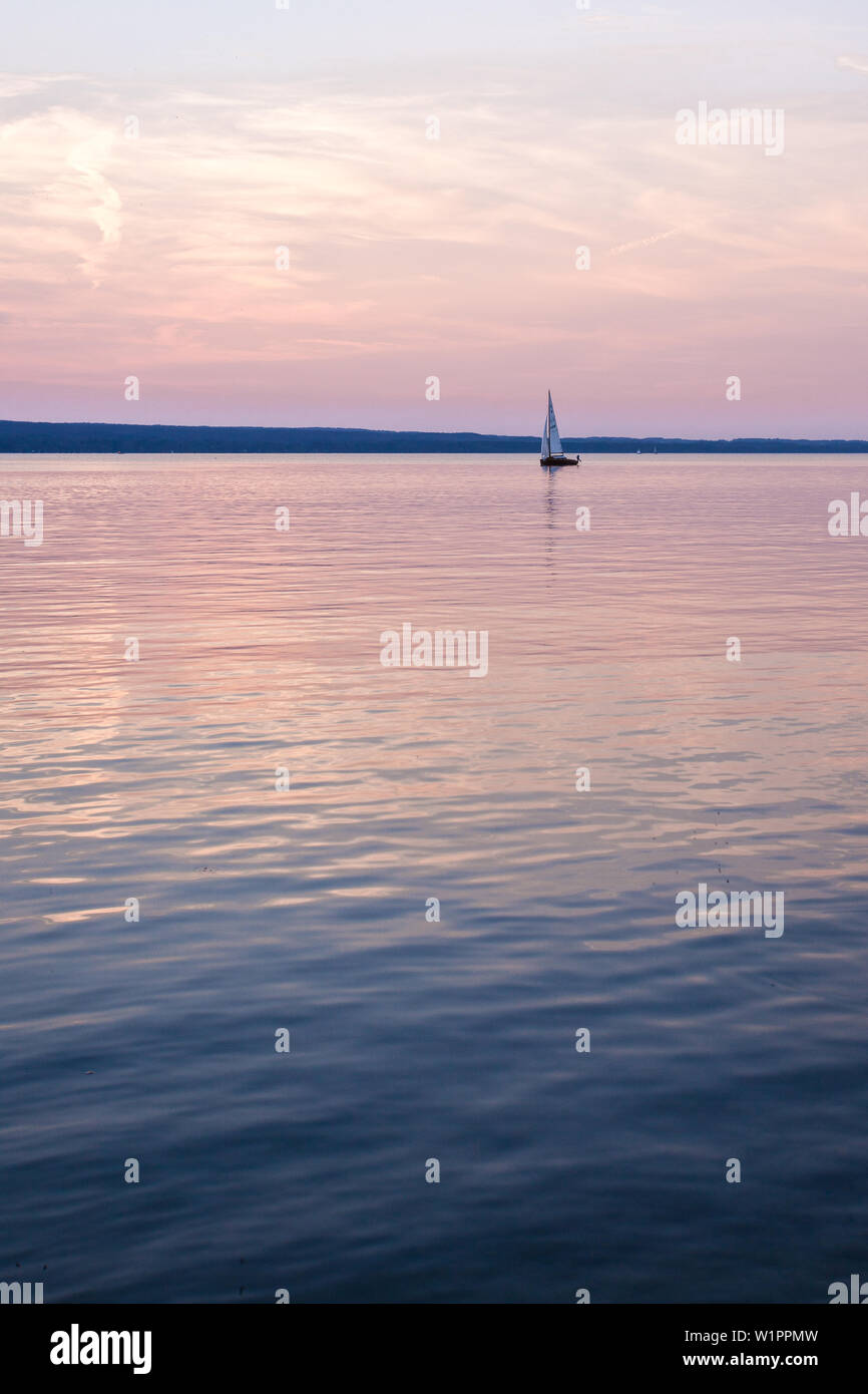 Lonely Yacht al tramonto al lago Ammersee Foto Stock