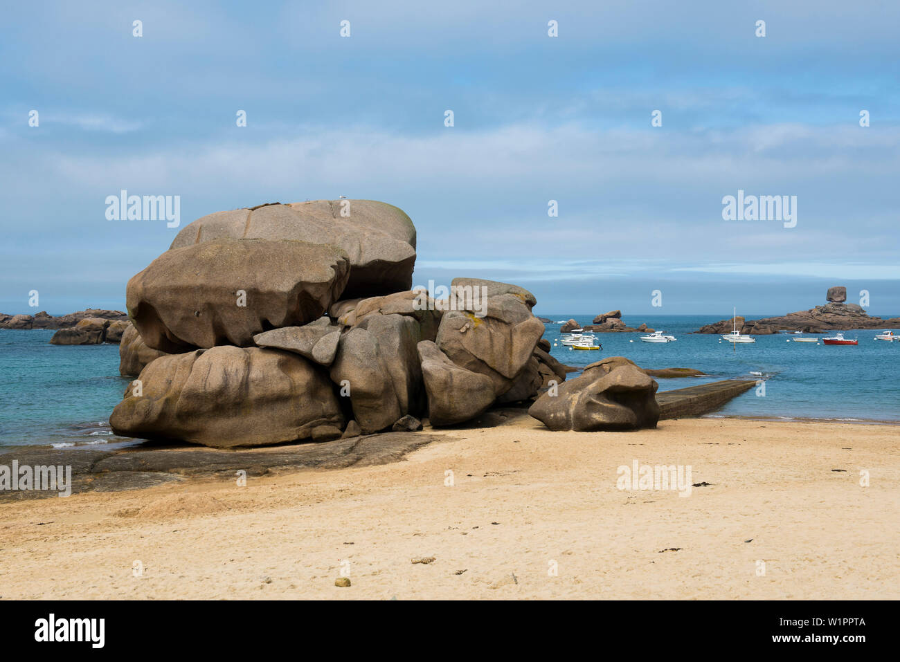 Spiaggia di sabbia con massi di granito, Trégastel, Côte de Granit Rose, Côtes d'Armor Bretagna, Francia Foto Stock