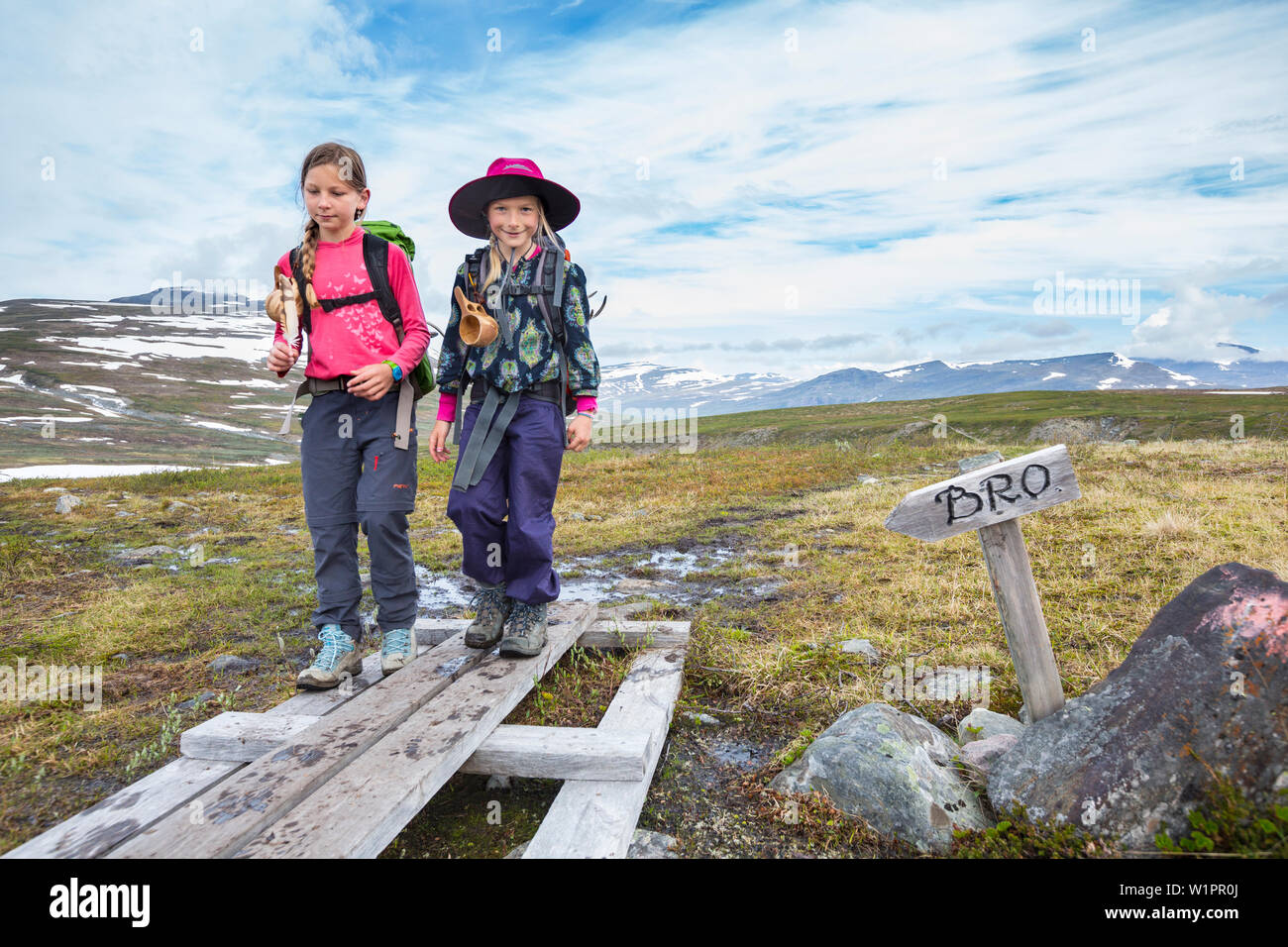 Due ragazze escursionismo il Kungsleden percorso di trekking al rifugio Vakkotovare. Laponia, Lapponia, Schweden. Foto Stock