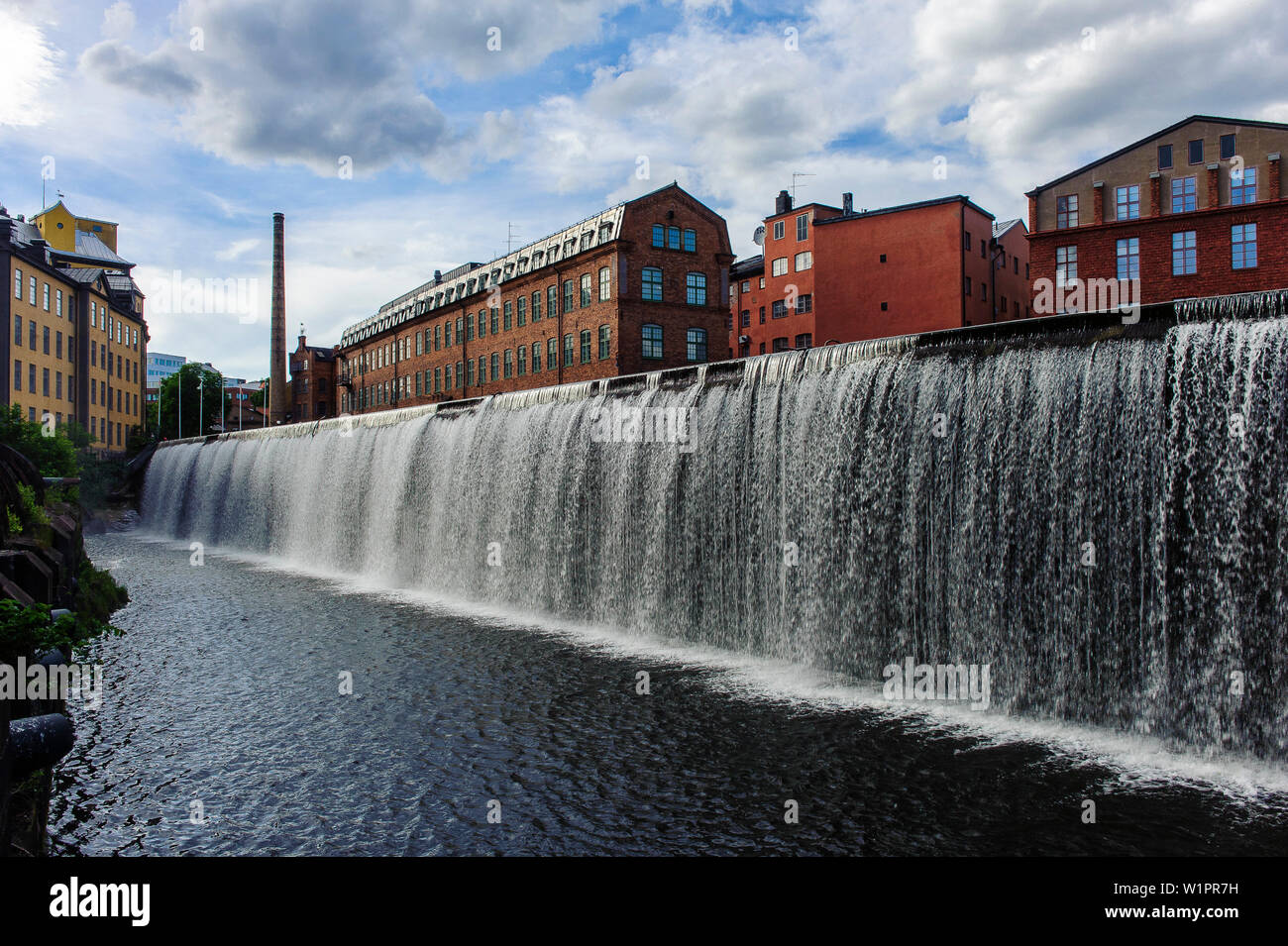 Motala Stroem con cascate che scorre attraverso il primo paesaggio industriale Norrkoepings, Svezia Foto Stock