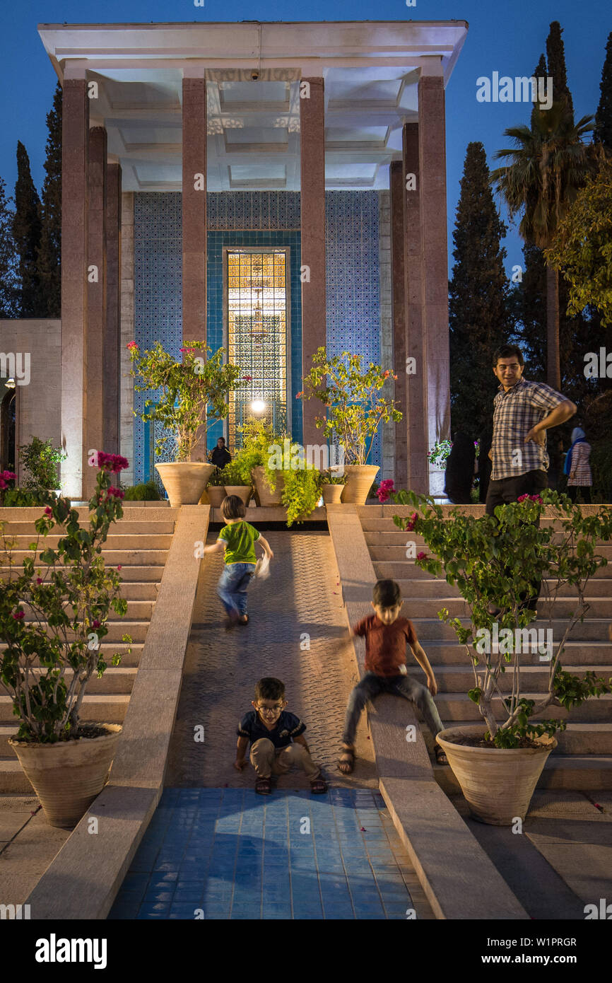 Bambini che giocano nella parte anteriore della tomba di Saadi in Shiraz, Iran, Asia Foto Stock