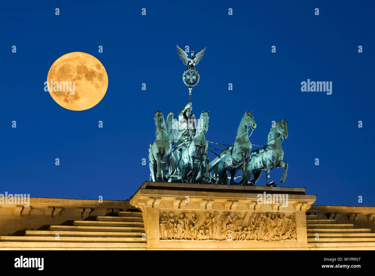 Luna piena, Super luna, Berlin Brandenburg Gate , paris square, quadriga Foto Stock