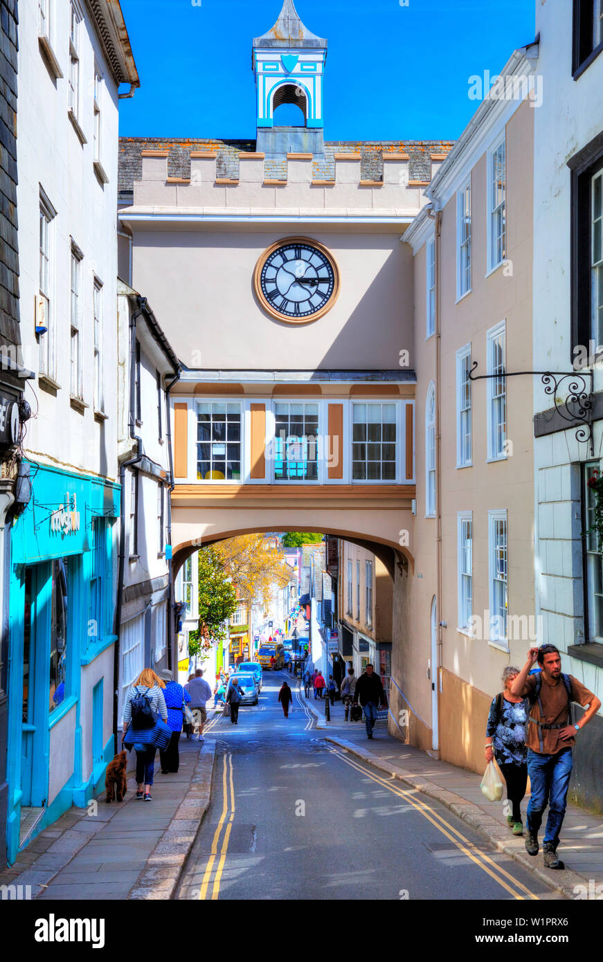 Porta Est Tudor arco e la torre dell orologio nella High Street di Totnes, Città Totnes DEVON REGNO UNITO Inghilterra, totnes devon, Totnes town, Devon, città, cittadine, Totnes Foto Stock