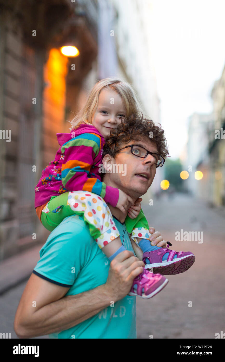 Padre con la figlia, centro storico, la città vecchia, La Habana Vieja, famiglia viaggi a Cuba, congedo parentale, vacanze, time-out, avventura, Signor, Avana, C Foto Stock