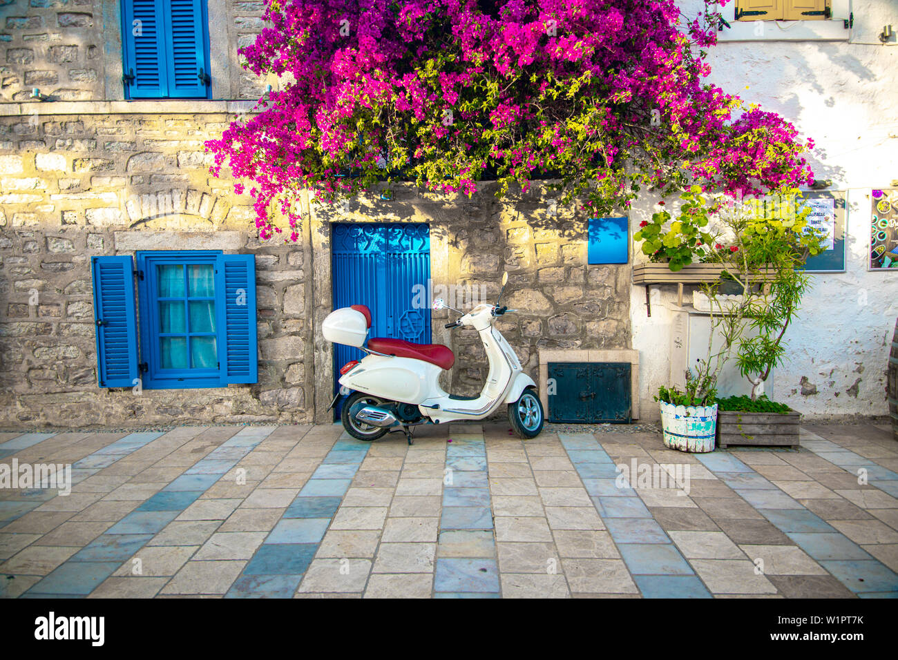 Tradizionale stile egeo case bianche, spiaggia, marina e colorate strade con fiori di bouganville in Bodrum città della Turchia. Vacanze in città di Bodrum. Foto Stock