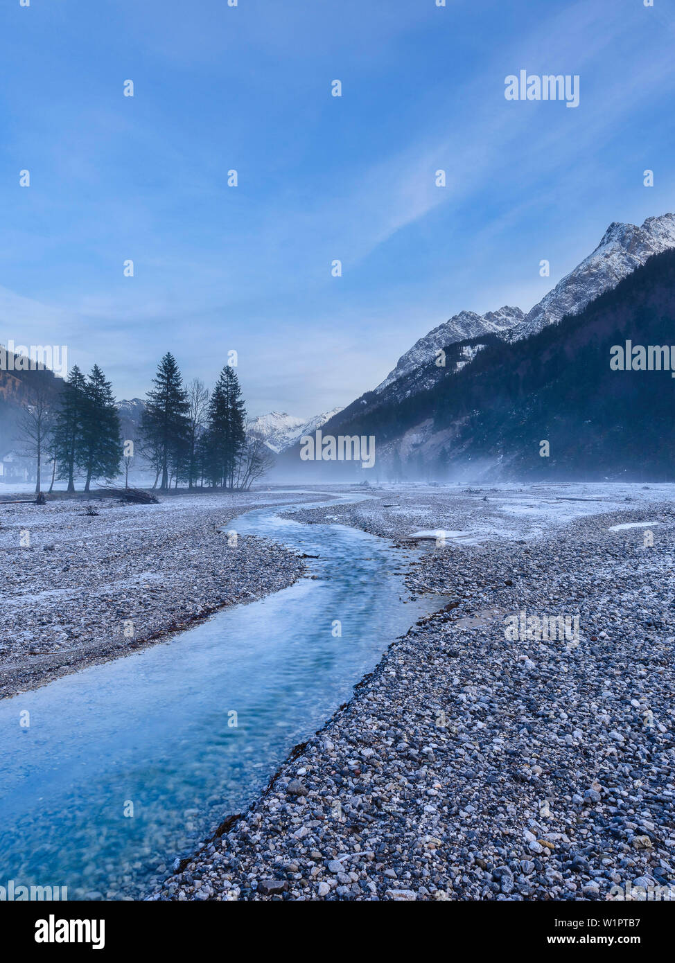 Condizioni climatiche rigide a creek Riß, regione di Karwendel, Tirolo, Austria Foto Stock