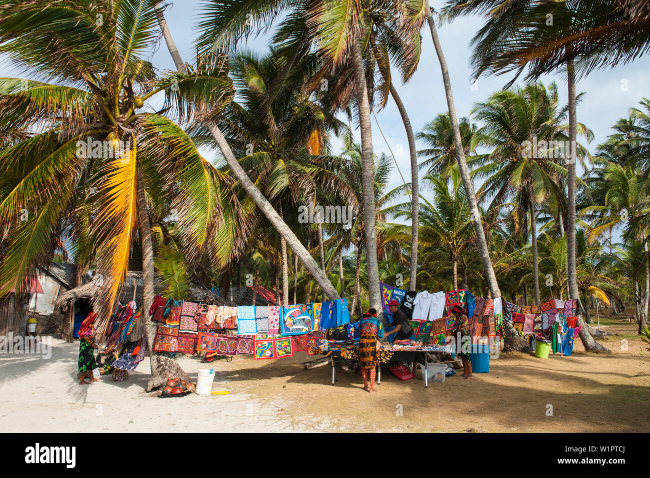 I membri della tribù Guna impostato per la vendita colorati fatti a mano molas al giorno i visitatori da un expedition nave da crociera, isole San Blas, Panama, Caribb Foto Stock