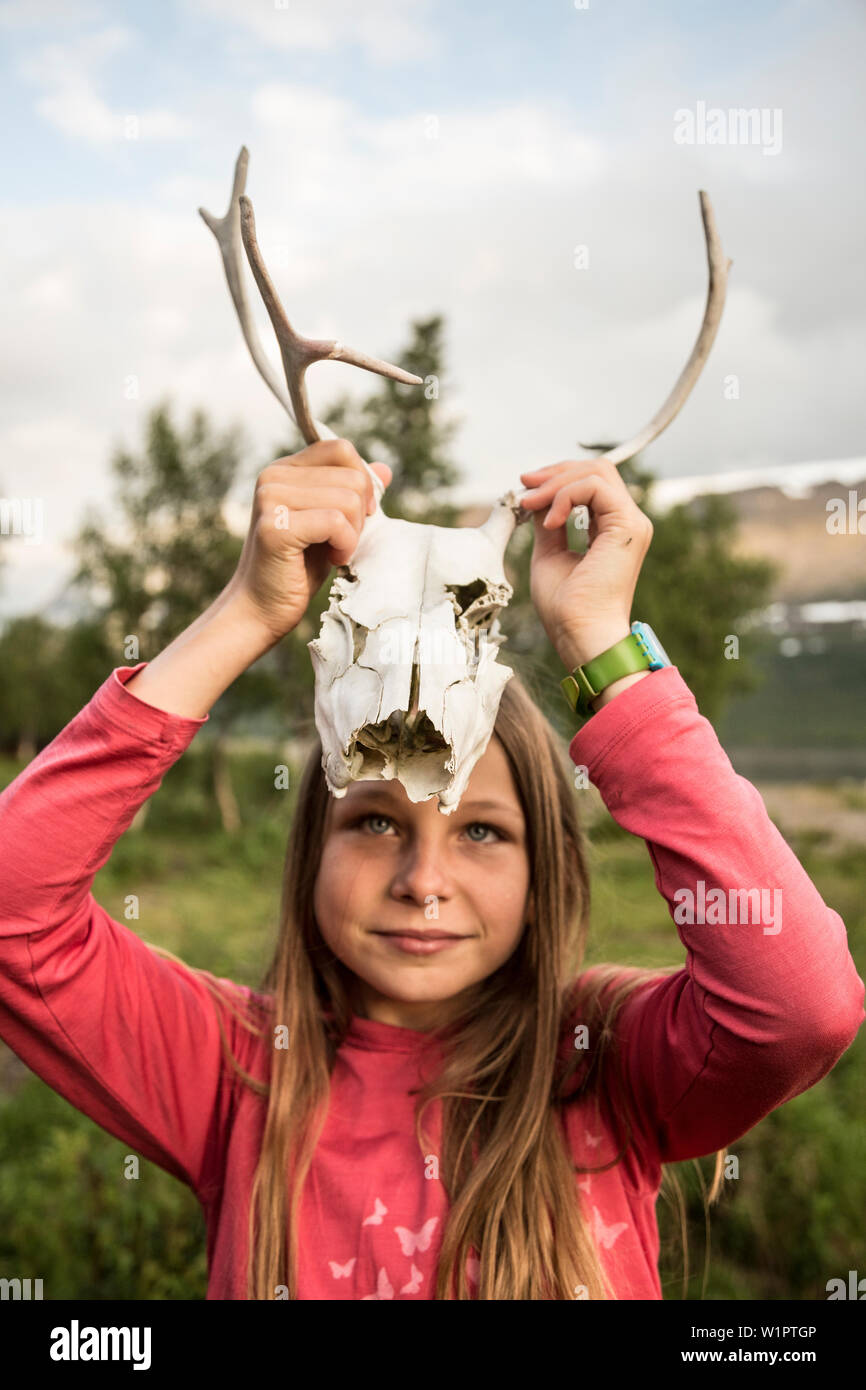 Una ragazza mostra la scull di renne. Kungsleden trekking, Laponia, Lapponia, Svezia. Foto Stock