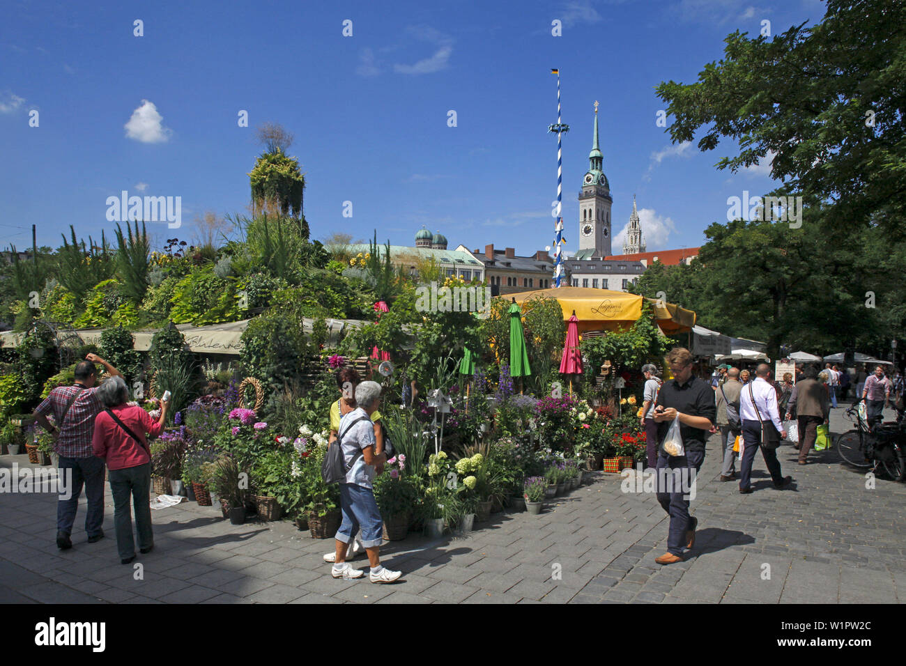 Mercato, Viktualienmarkt, in background: chiesa di San Pietro e la nuova city hall di Monaco di Baviera, Baviera, Baviera, Germania Foto Stock