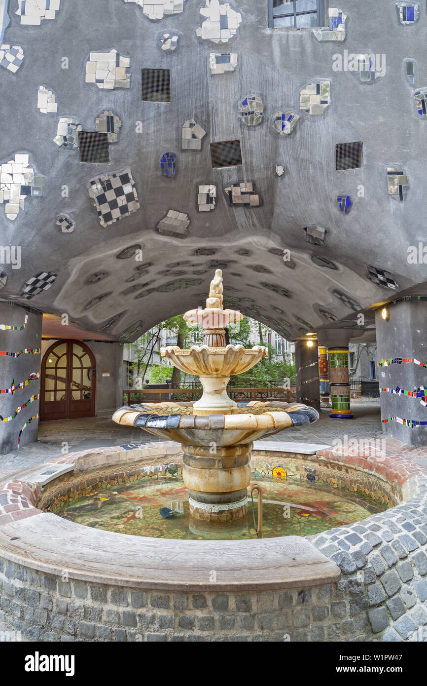 Fontana di fronte al famoso palazzo Hundertwasserhaus di Friedensreich Hundertwasser e Josef Krawina a Vienna, l'Austria orientale, Austria, Europ Foto Stock
