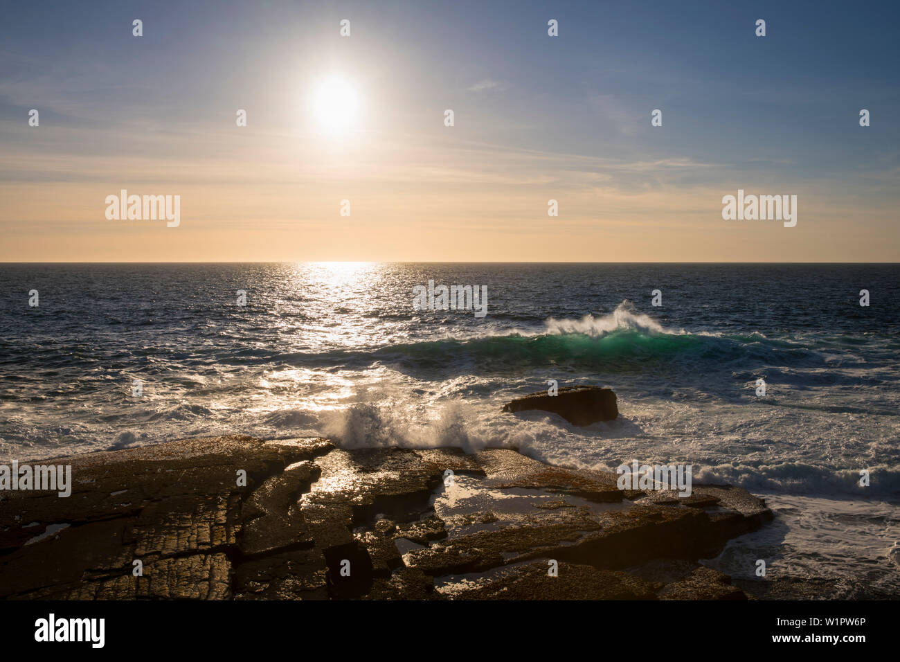 Il Cliff Walk in Kilkee si estende dalla baia a nord e a sud lungo la costa e mostra La ruvida bellezza del paesaggio dove il mare crash Foto Stock