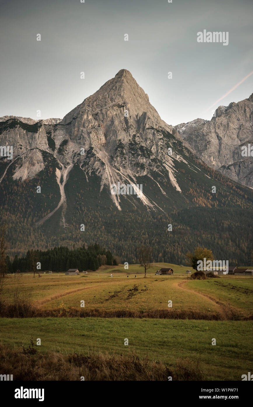 Rifugi e montagne a Lermoos, Distretto di Reutte, Tirolo, Austria Foto Stock