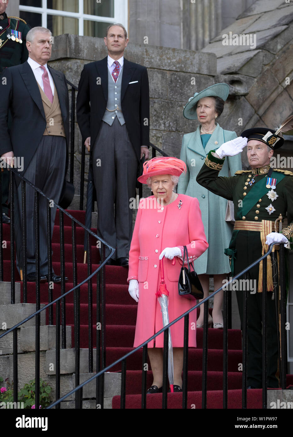 La regina Elisabetta II con la Principessa Reale, il conte di Inverness (sinistra) e il Conte di Forfar durante una festa in giardino presso il Palazzo di Holyroodhouse di Edimburgo. Foto Stock