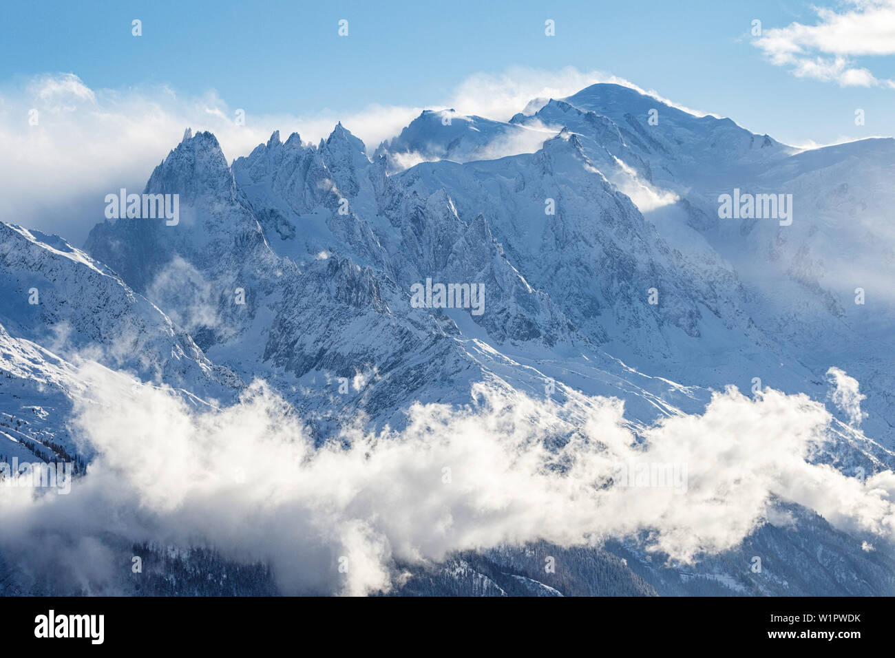 Vetta del Mont Blanc mountain range durante l'inverno, le nuvole e la nebbia, Aguille du Midi, Chamonix, Alta Savoia, Francia Foto Stock
