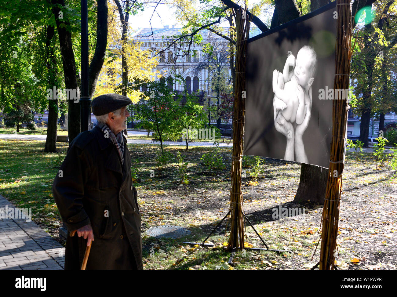 Il vecchio uomo e babypicture in Taras-Schewtschenko-park presso l' Università, Kiew, Ucraina Foto Stock