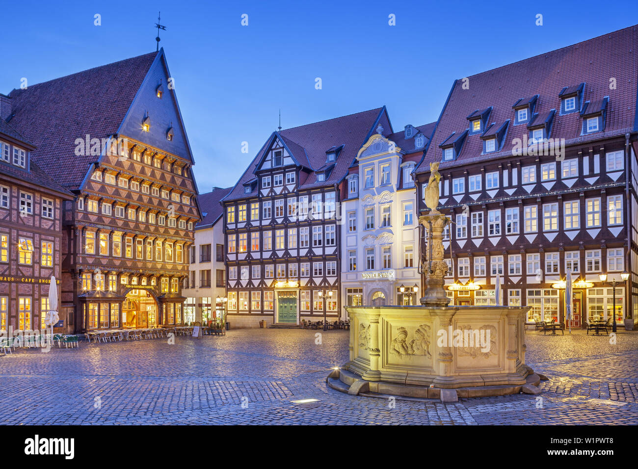 Il mercato con il famoso 'Knochenhaueramtshaus', un mezzo in legno edificio, nel centro storico della città di Hildesheim, Bassa Sassonia, Germania settentrionale, Germania, Foto Stock