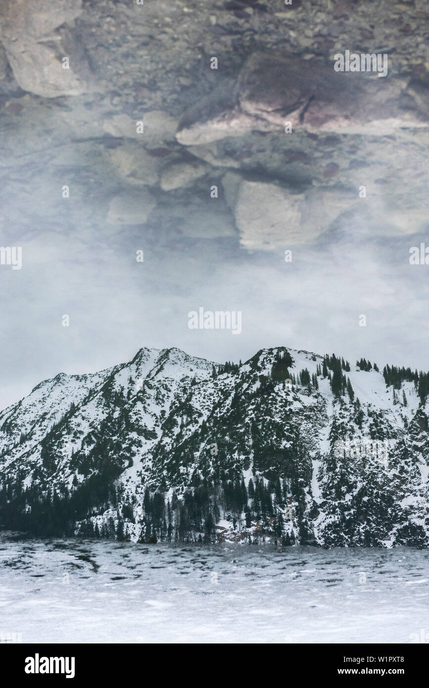 Lago Freibergsee in inverno, Wintersport, superficie di ghiaccio, Fellhorn, Oberallgaeu, Winterwanderweg, Oberstdorf, Germania Foto Stock