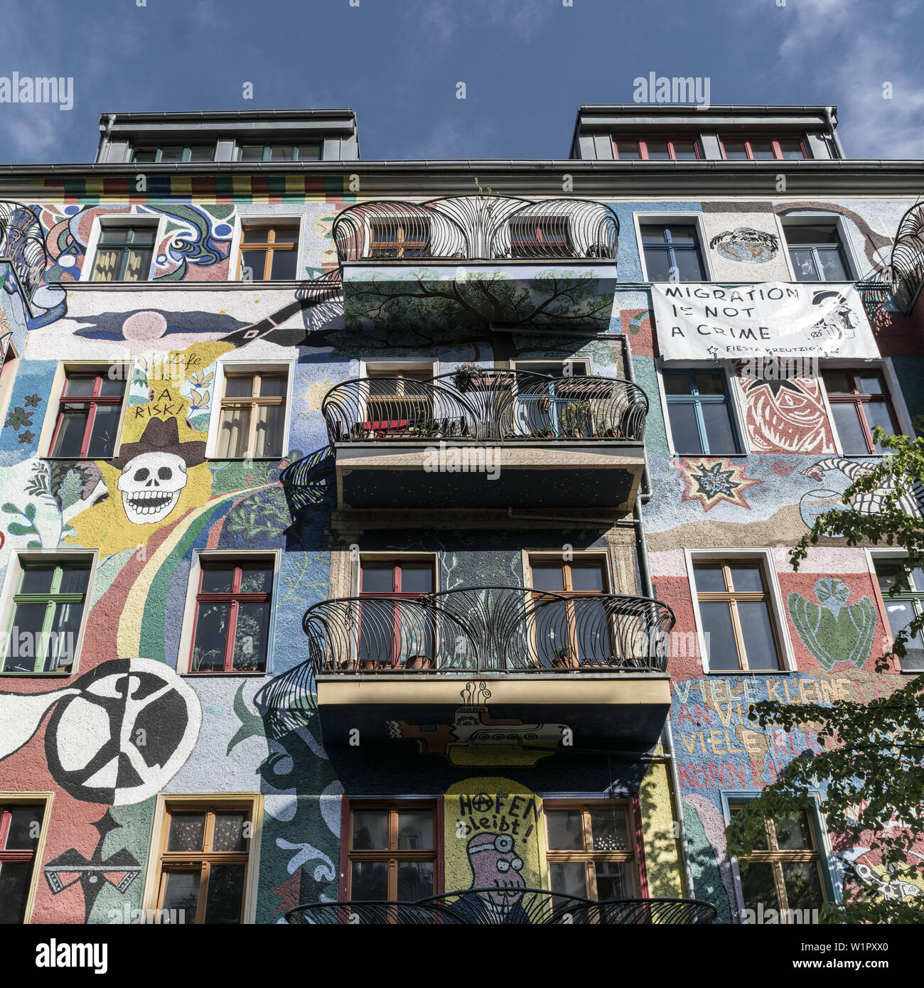 Bemalte Fassade a Friedrichshain, Wandmalerei bunte, Berlino, Deutschland Foto Stock