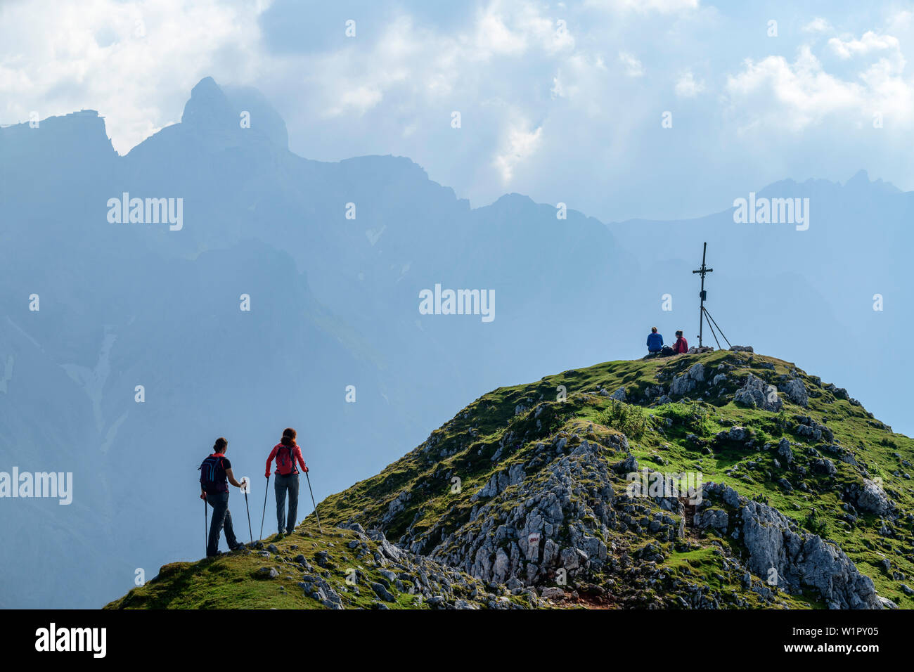 Due donne quando vai escursionismo sul vertice di croce, la rötelstein rötelstein, Dachstein, Salisburgo, Austria Foto Stock