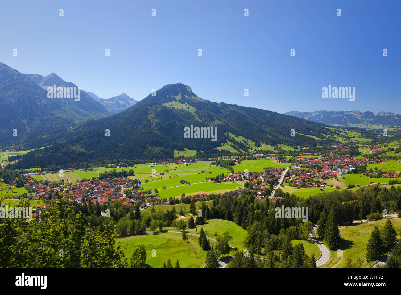 Vista su Ostrach valley con Bad Oberdorf, Bad Hindelang e Imberger Horn, Allgaeu Alpi, Allgaeu, Baviera, Germania Foto Stock