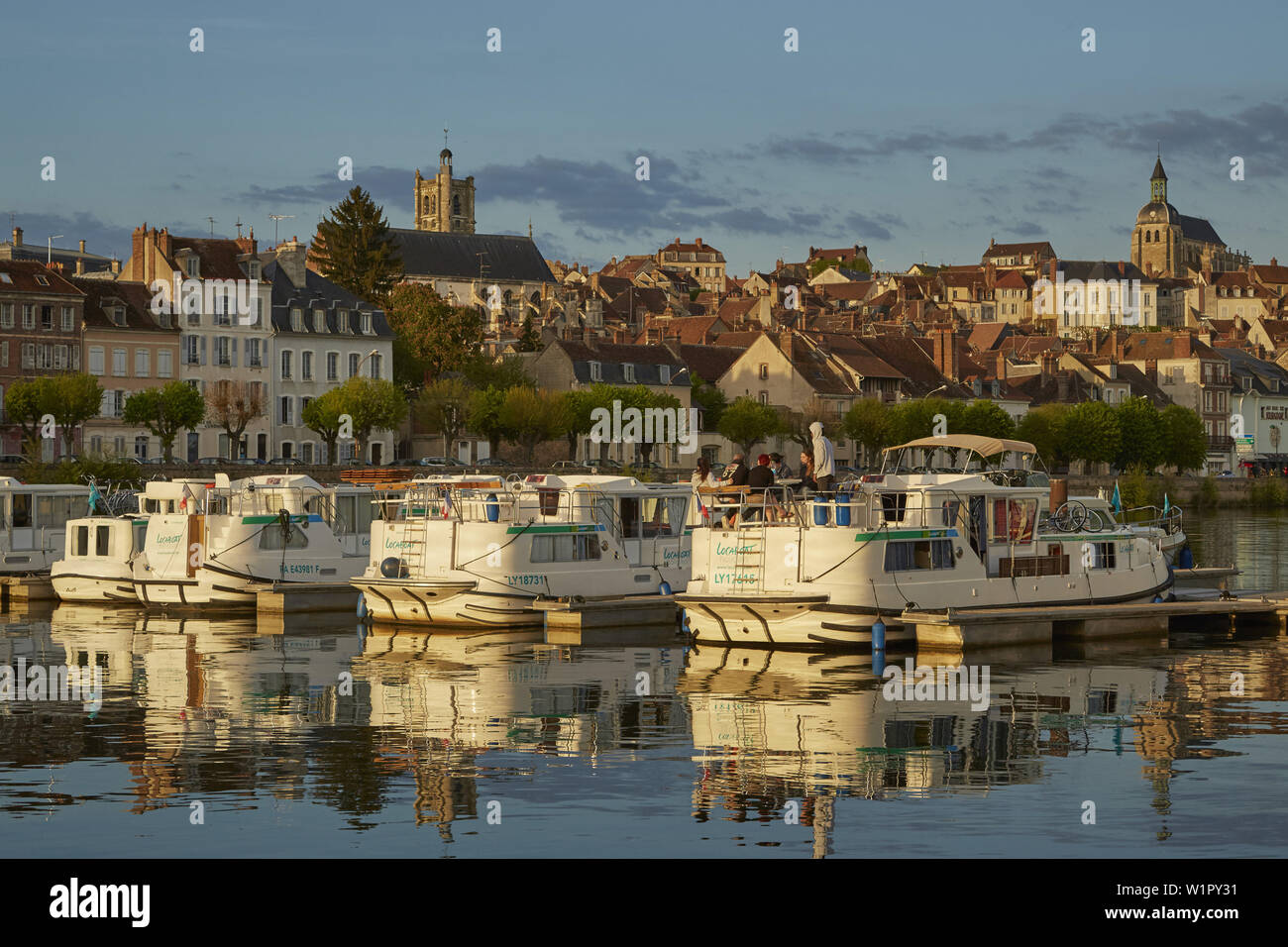 Vista sul Port de Plaisance e Joigny , Yonne , dipartimento Yonne , Borgogna , Francia , in Europa Foto Stock