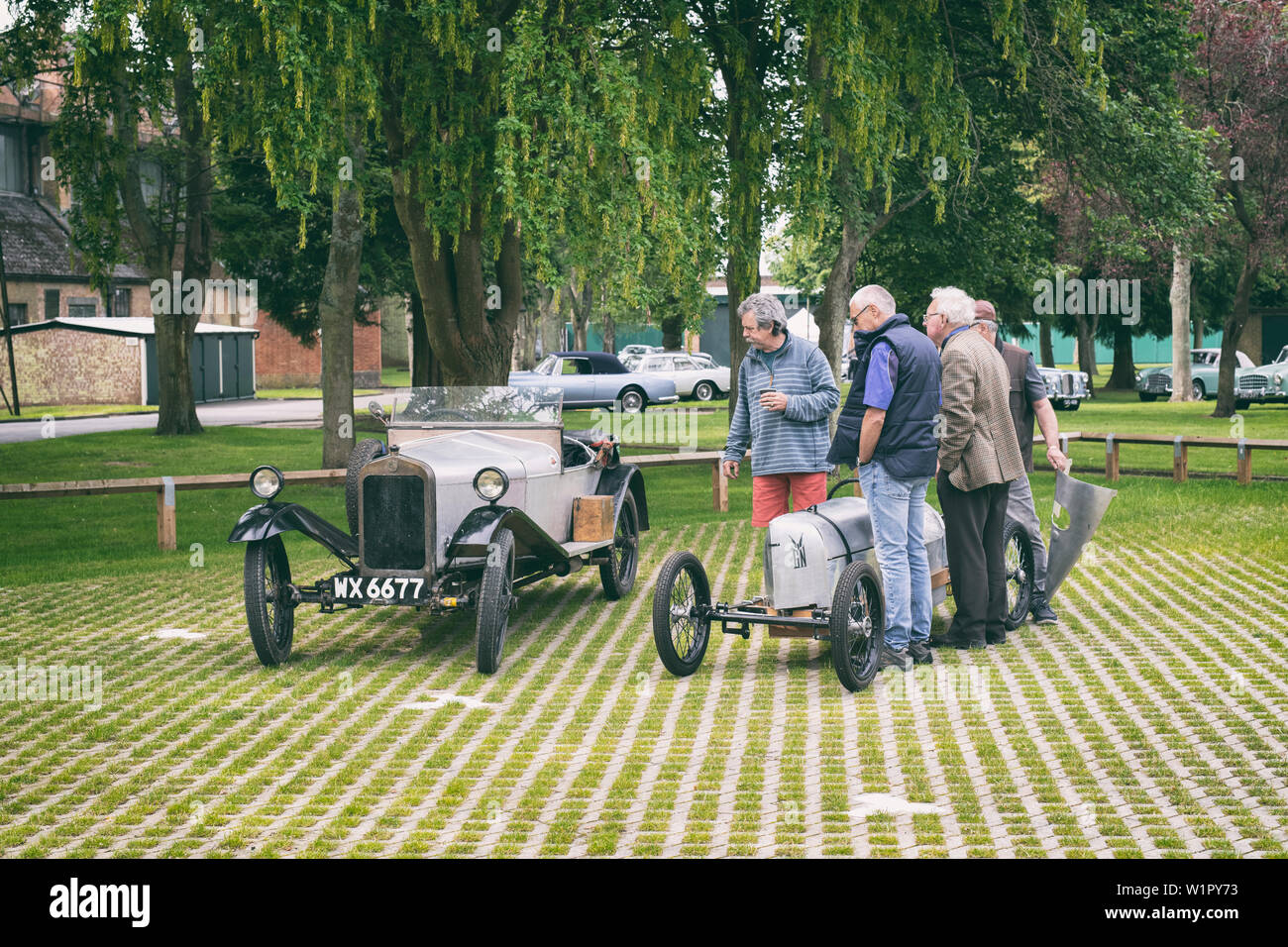 Gli appassionati di auto cercando su un incannatoio vintage e GN auto a Bicester Heritage Centre super evento scramble. Bicester, Oxfordshire, Inghilterra Foto Stock