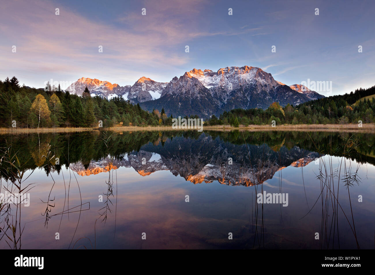 Luttensee, vista di Karwendel, vicino a Mittenwald, Werdenfelser Land di Baviera, Germania Foto Stock