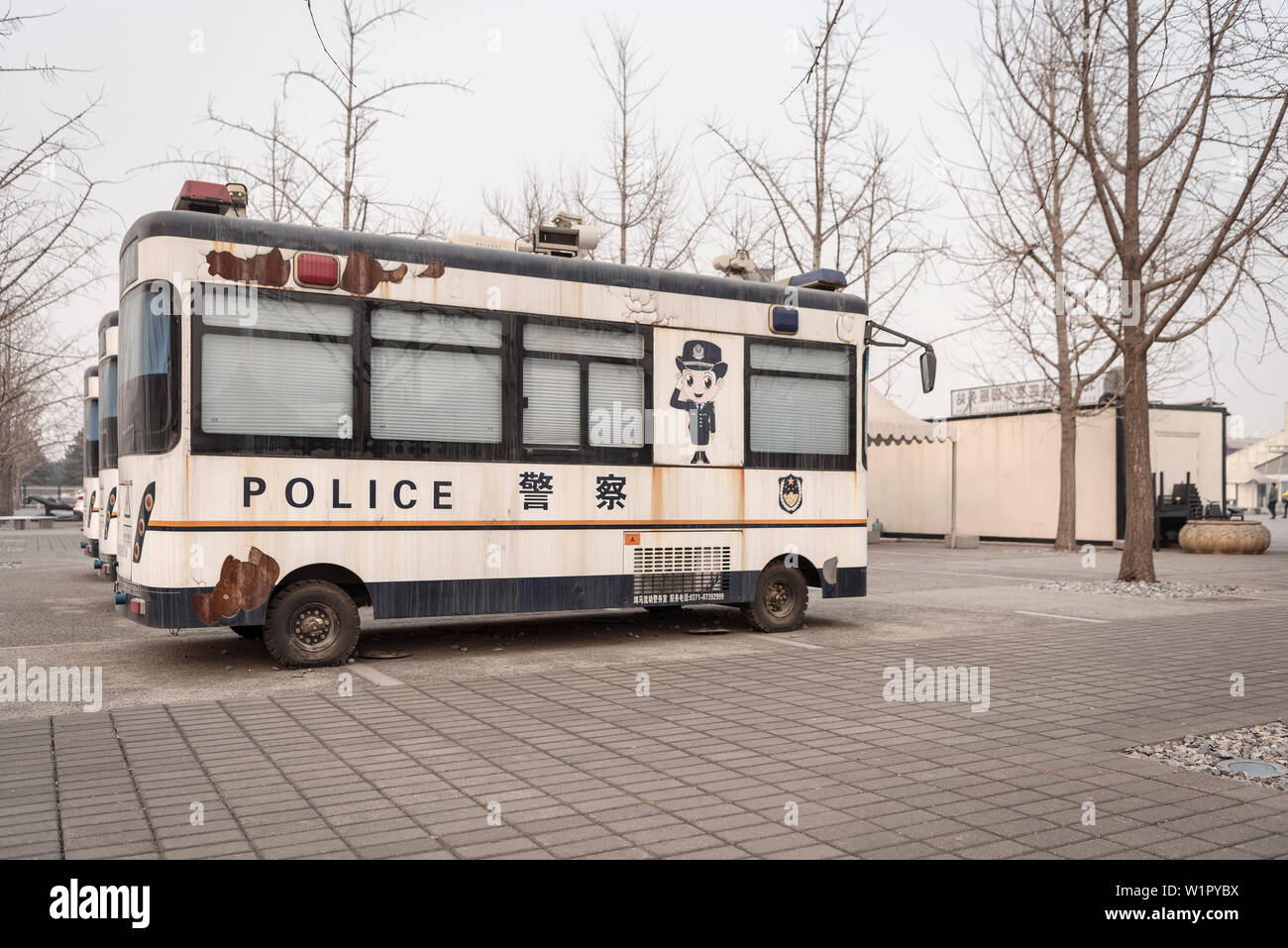 Hrun giù e strano veicolo polizia parcheggio a verde olimpico di Pechino, Cina, Asia Foto Stock