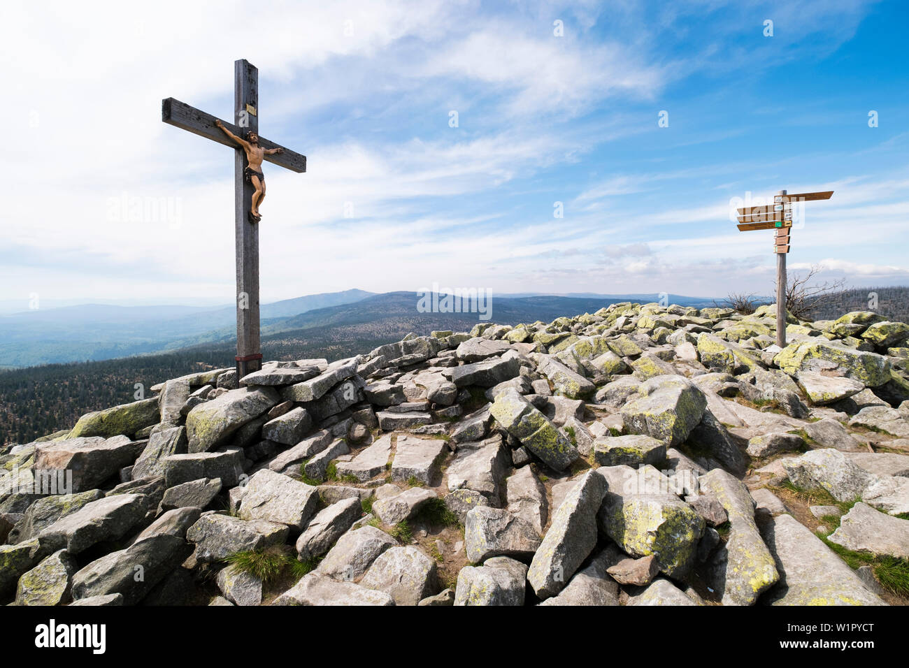 Vertice di croce e i blocchi di granito su Lusen montagna Parco Nazionale della Foresta Bavarese, Baviera, Germania, Europa Foto Stock