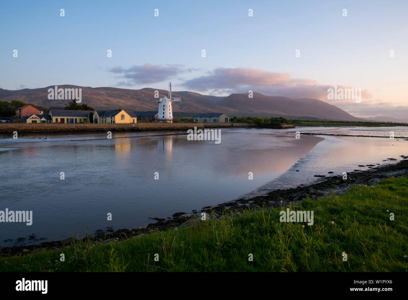 Storico mulino in Blennerville al tramonto visto da mentre si cammina per la strada di Dingle, Blennerville, vicino a Tralee, penisola di Dingle, nella contea di Kerry, Irlanda, Foto Stock