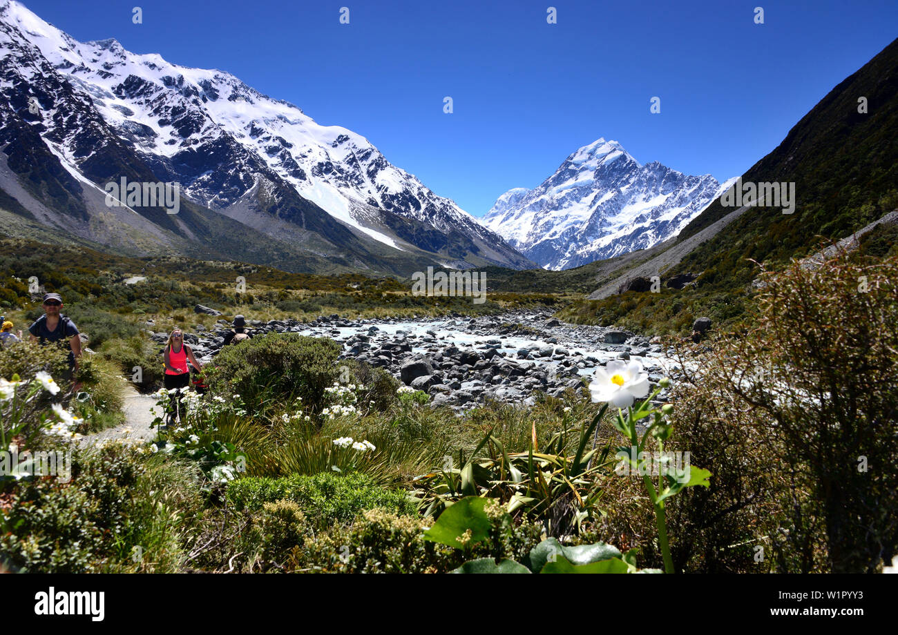Hiken im Hooker Valley con Mt. Cook, il Parco nazionale di Mount Cook, isola del Sud, Nuova Zelanda Foto Stock