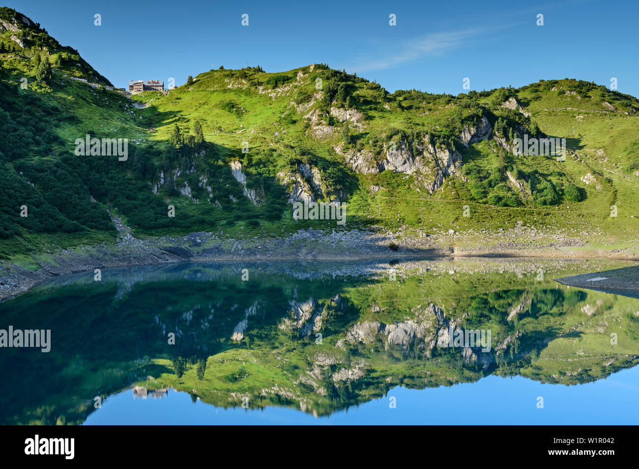 Capanna di Friburgo si trova su Salvar Insee lechweg Lech fonte montagne, Vorarlberg, Austria Foto Stock