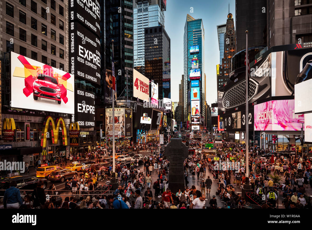 Masse di persone a Times Square e Broadway, Manhattan NYC, New York City, Stati Uniti d'America, USA, America del Nord Foto Stock