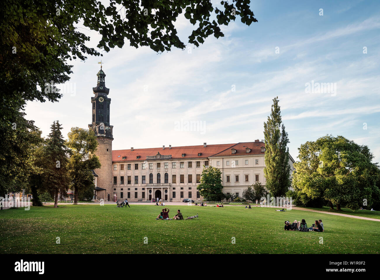 Patrimonio Mondiale UNESCO di Weimar classica, persone picknicking davanti alla città castello, Weimar, Turingia, Germania Foto Stock