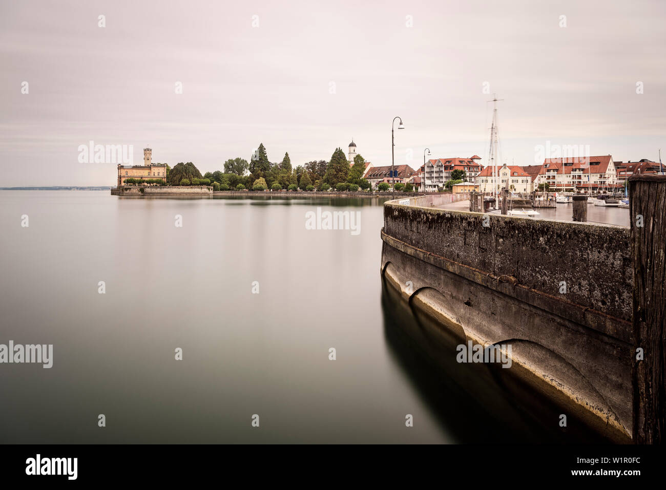 Dal molo del porto con vista sul castello di Montfort, Langenargen, Lago di Costanza, Baden-Wuerttemberg, Germania Foto Stock