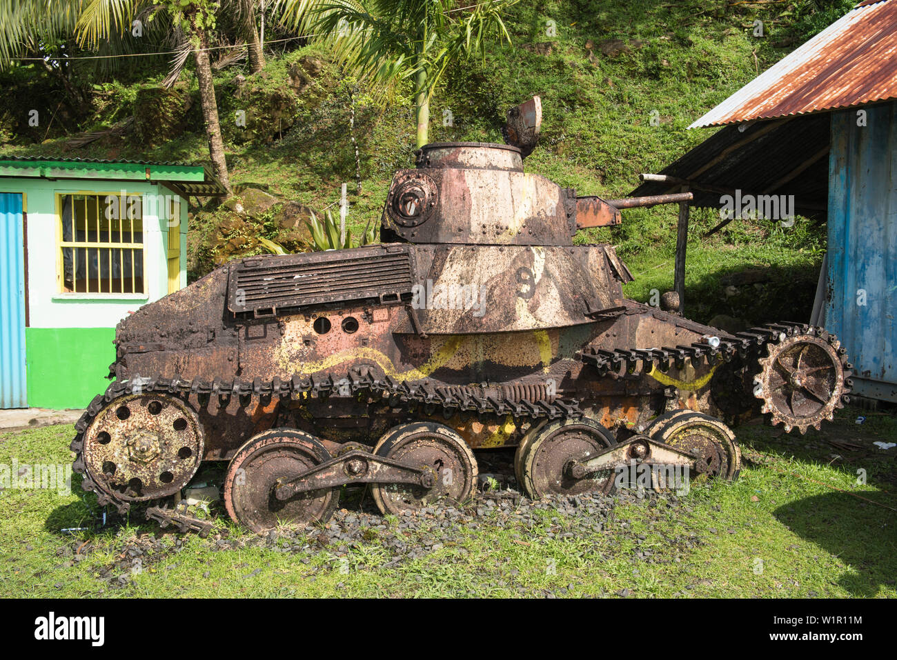 Questo serbatoio Giapponese presso il Museo Lidorkini è una reliquia della seconda guerra mondiale dell'occupazione dell'isola, Pohnpei Island, Pohnpei, Stati Federati di Micronesia, S Foto Stock