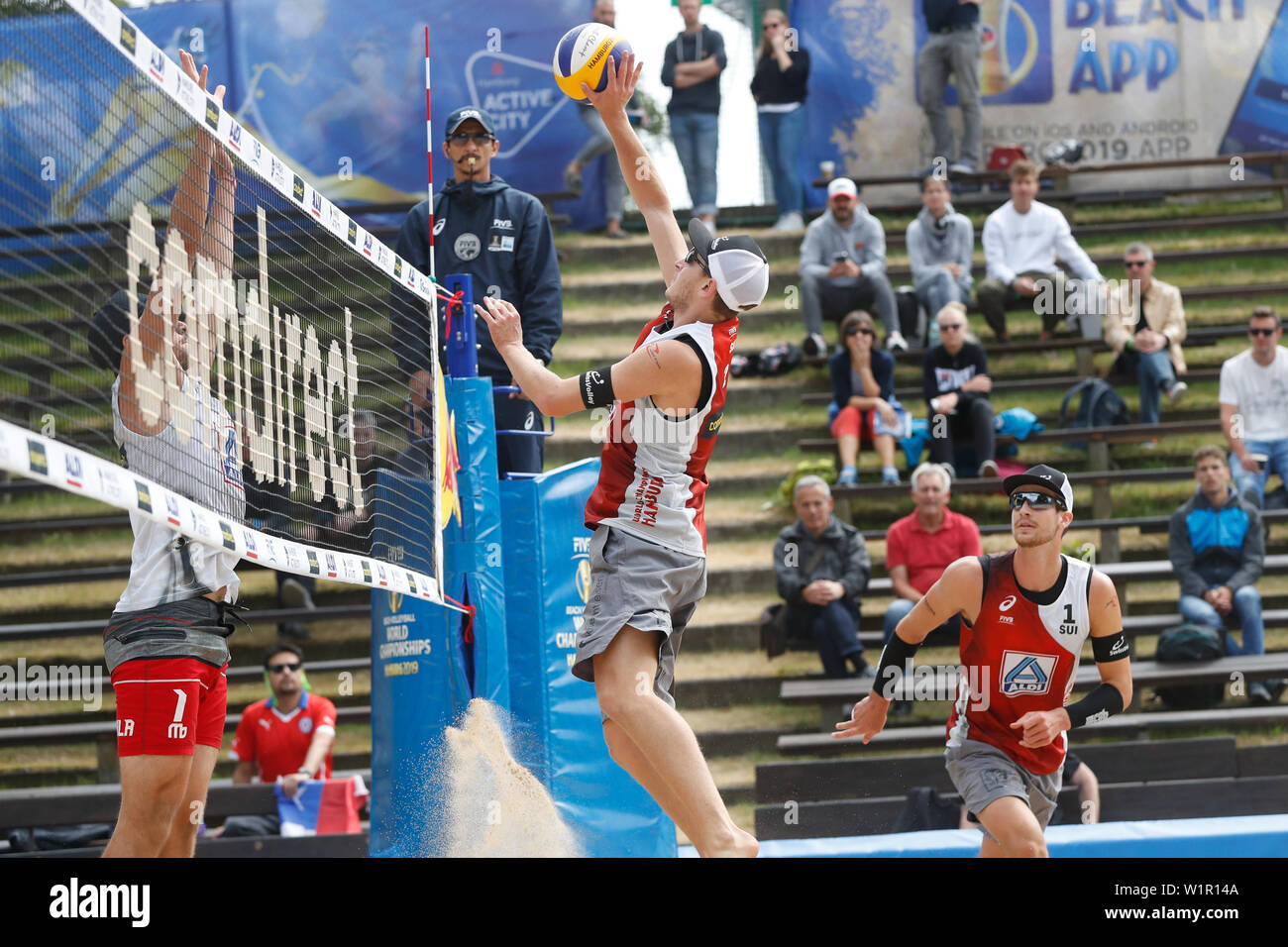 3 luglio 2019 Amburgo, Germania Campionato del mondo Beachvolleybal WK Beachvolleybal 2019 - Dag 1 - Amburgo - Duitsland L-R Adrian Heidrich (sui,1), Mirco Gerson (sui,2) Foto Stock