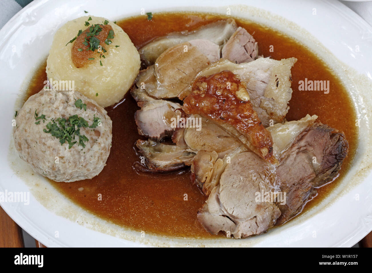 Bavarese di arrosto di maiale e di due diversi tipi di canederli, Bratwurstgloeckl, Frauenplatz, Monaco di Baviera, Baviera, Baviera, Germania Foto Stock