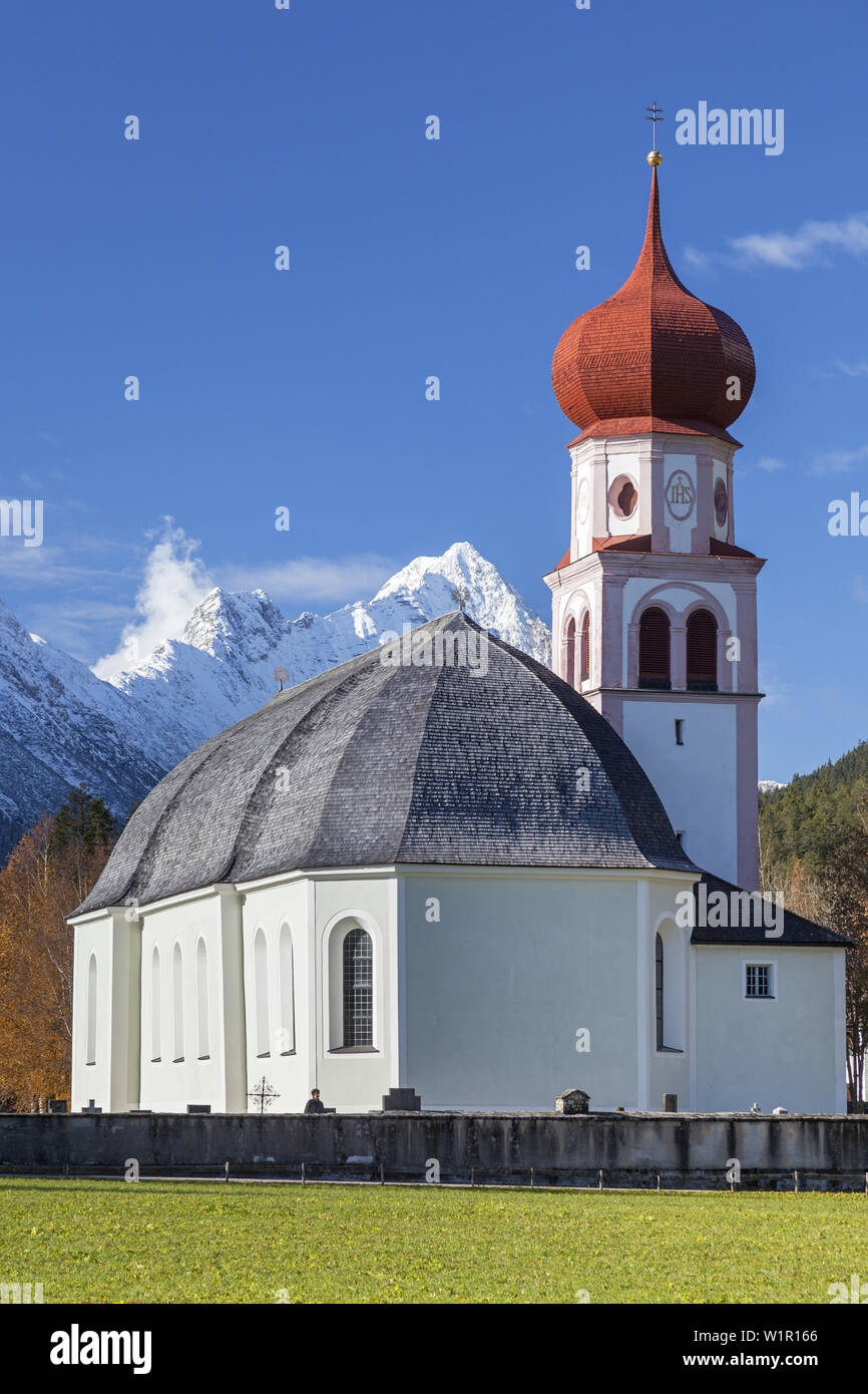 Chiesa Heilig Maria Magdalena in Leutsch nella parte anteriore del Hohe Munde montagna, Mieminger montagne, Leutasch, Tirolo settentrionale, Tirolo, Austria, Europa Foto Stock