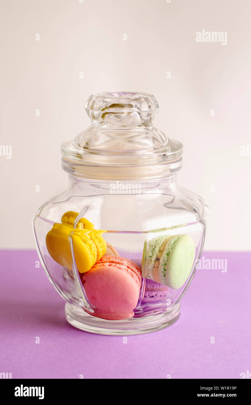 Vaso in vetro colorato con amaretti. Verticale. Concetto di dessert. Foto Stock