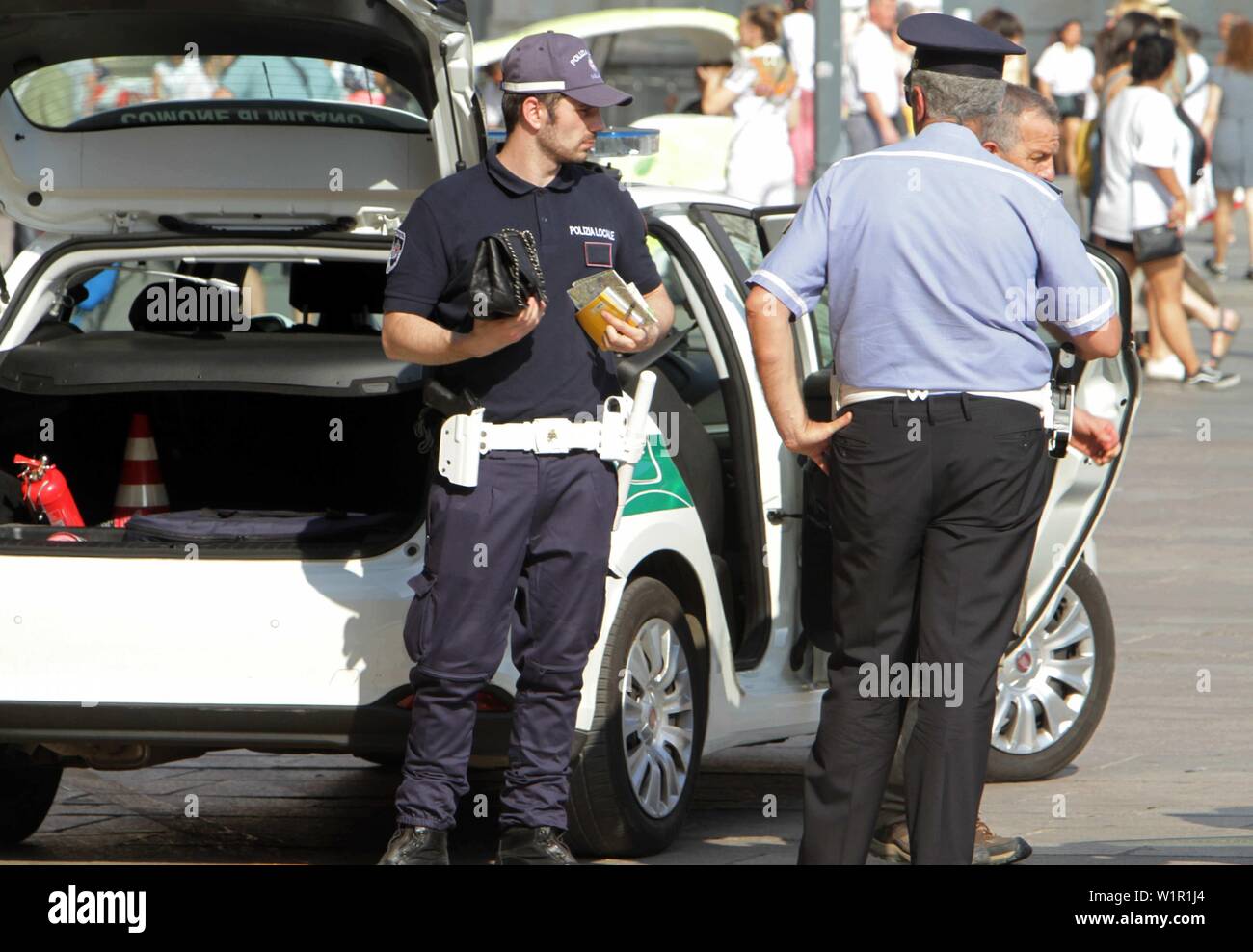 Milano LADRE ZINGARE BOSNIACHE preghiera interrompere una LADRA IN PIAZZA DUOMO DOPO UN TENTATIVO DI FURTO IN turisti stranieri a 1700 PIAZZA DUOMO DELLA POLIZIA LOCALE (PAOLO SALMOIRAGO/fotogramma, Milano - 2019-07-03) p.s. la foto e' utilizzabile nel rispetto del contesto in cui e' stata scattata, e senza intento diffamatorio del decoro delle persone rappresentate Foto Stock