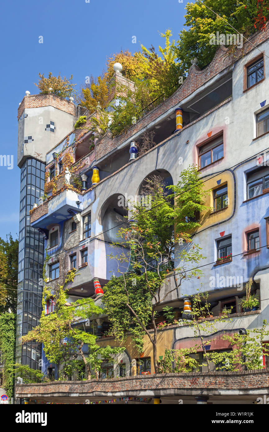 Edificio famoso Hundertwasserhaus di Friedensreich Hundertwasser e Josef Krawina a Vienna, l'Austria orientale, Austria, Europa Foto Stock