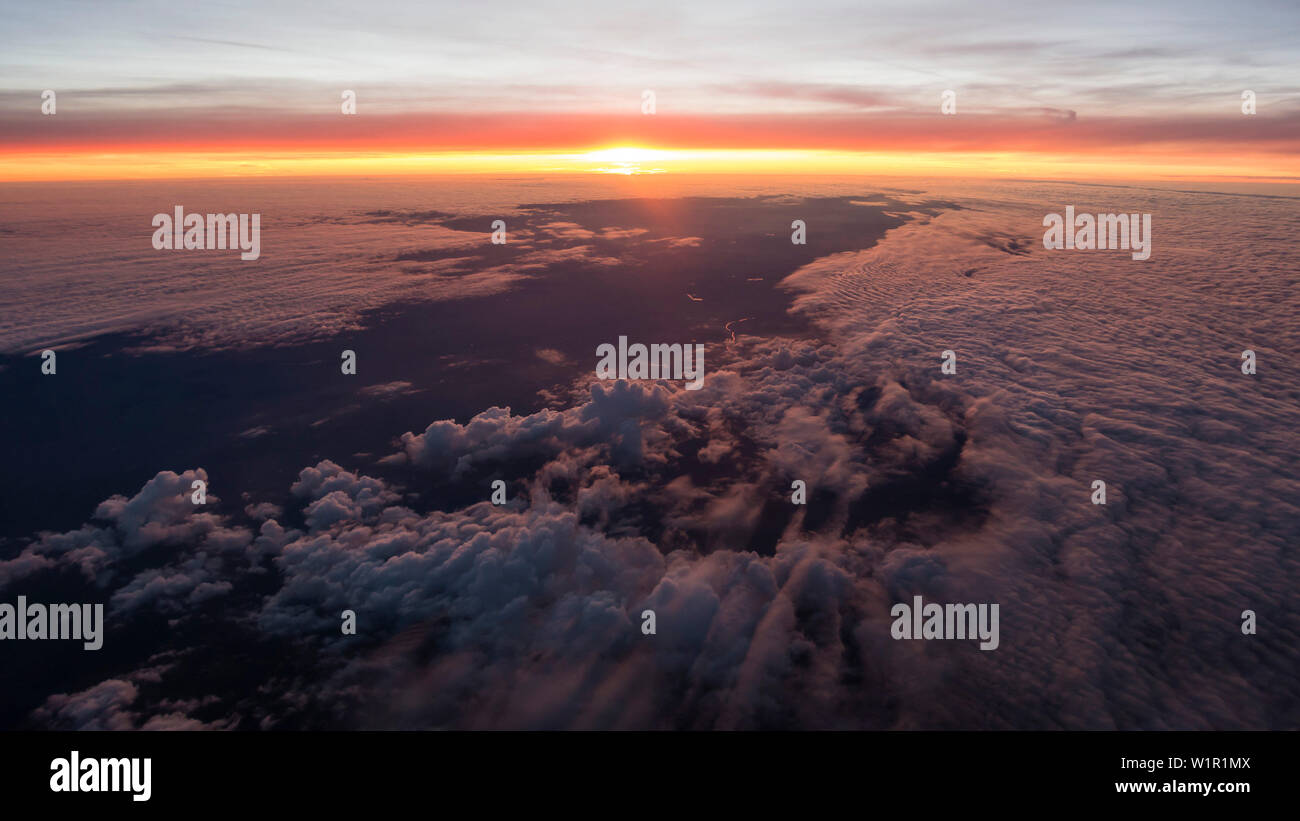 Tramonto da un uccello della vista gli occhi al di sopra della inversione di alta nebbia, Germania settentrionale Foto Stock
