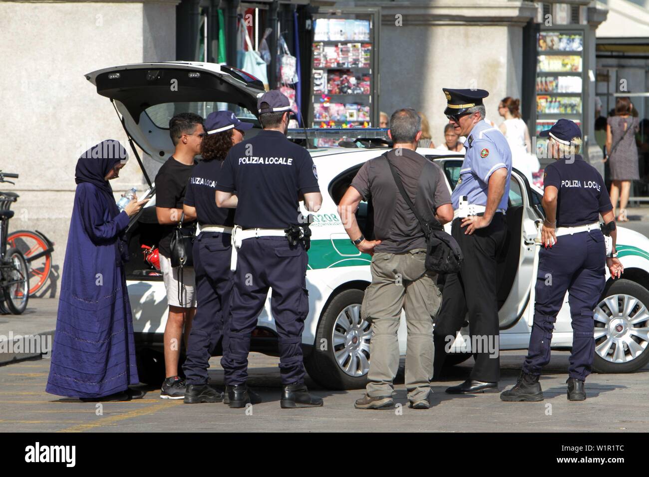 Milano LADRE ZINGARE BOSNIACHE preghiera interrompere una LADRA IN PIAZZA DUOMO DOPO UN TENTATIVO DI FURTO IN turisti stranieri a 1700 PIAZZA DUOMO DELLA POLIZIA LOCALE (PAOLO SALMOIRAGO/fotogramma, Milano - 2019-07-03) p.s. la foto e' utilizzabile nel rispetto del contesto in cui e' stata scattata, e senza intento diffamatorio del decoro delle persone rappresentate Foto Stock
