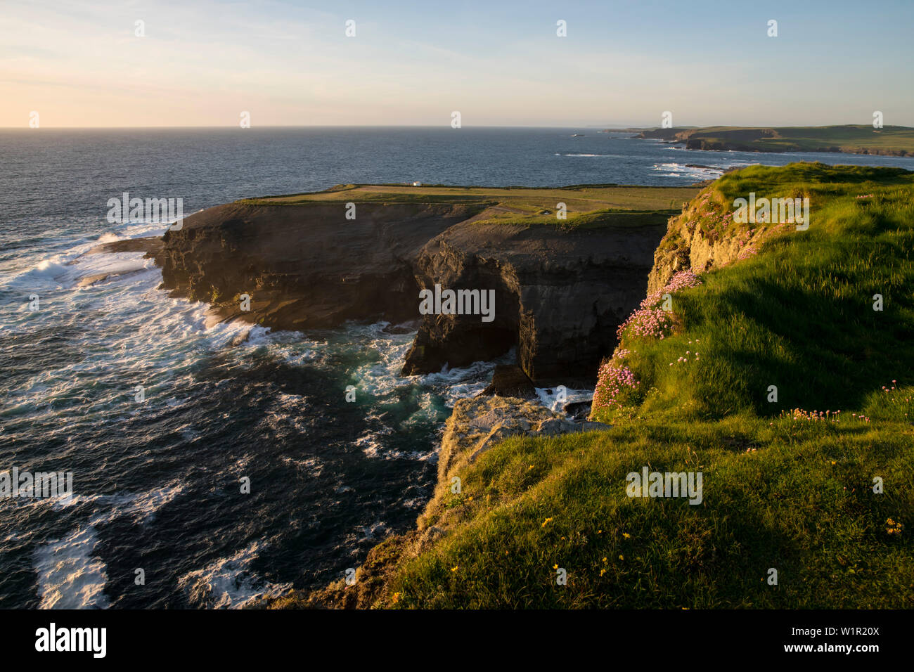 Tramonto sulla scogliera di Kilkee e l'Oceano Atlantico, Kilkee, County Clare, Irlanda, Europa Foto Stock