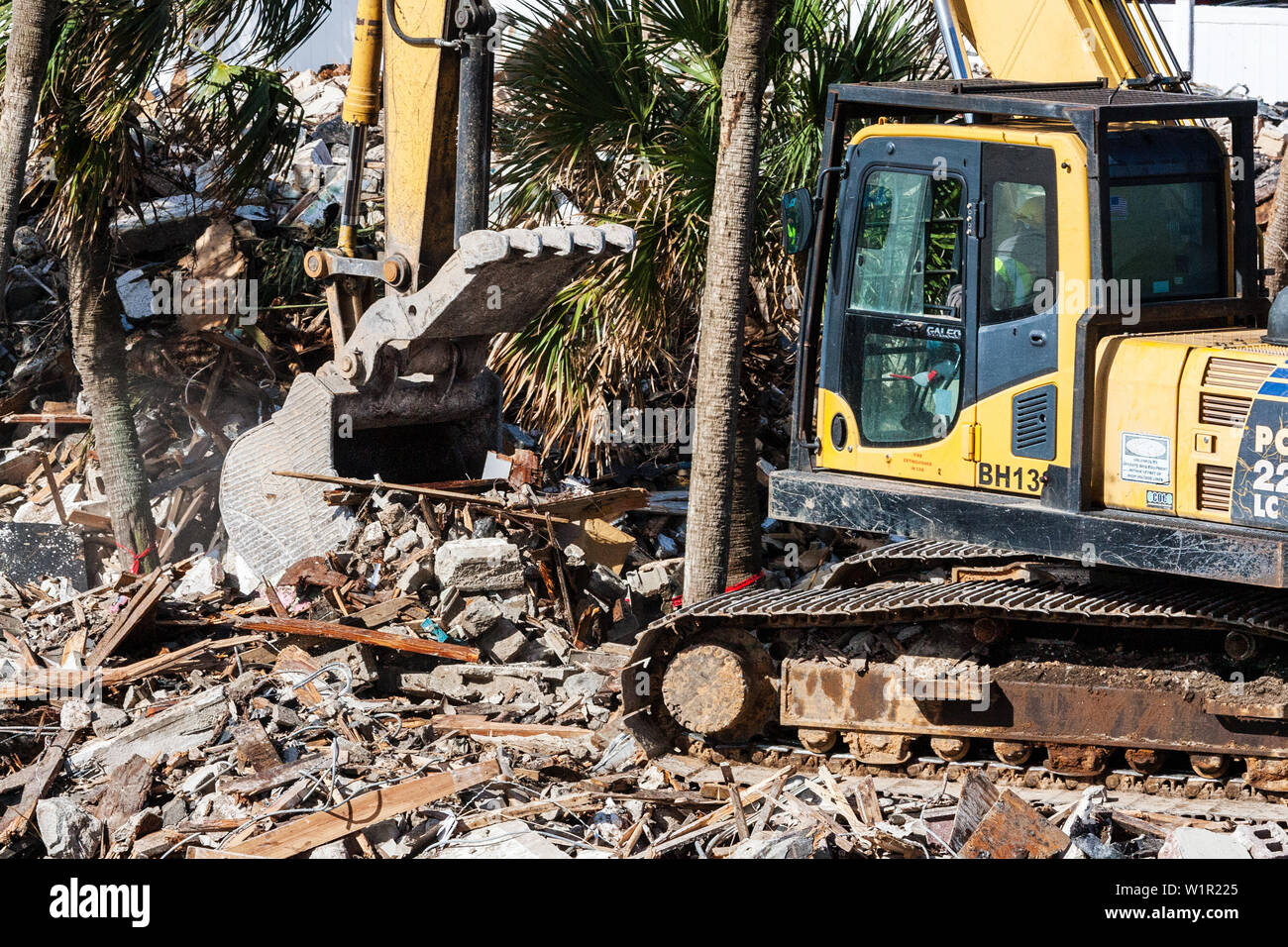 Un vecchio edificio di appartamenti viene demolito Foto Stock