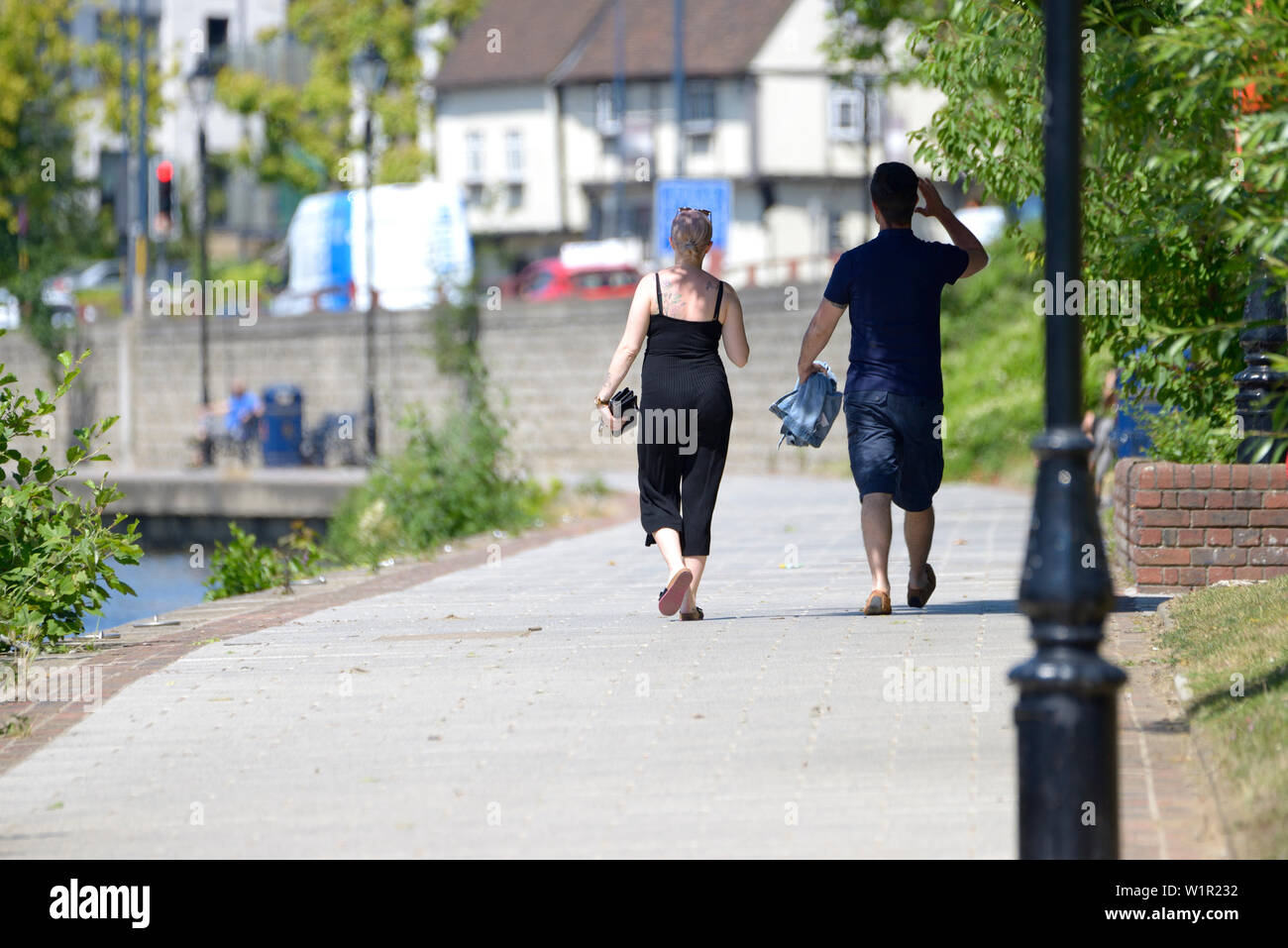 Maidstone Kent, Inghilterra, Regno Unito. Una giovane coppia a piedi dal fiume Medway Foto Stock