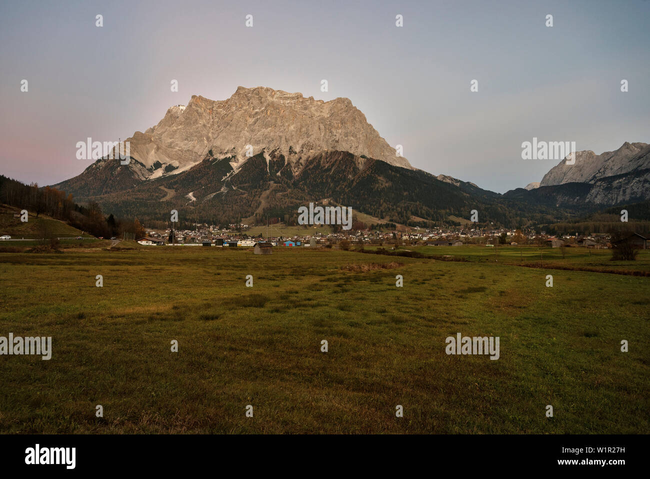 Vista sul massiccio dello Zugspitze mountain range da Lermoos, Distretto di Reutte, Tirolo, Austria Foto Stock